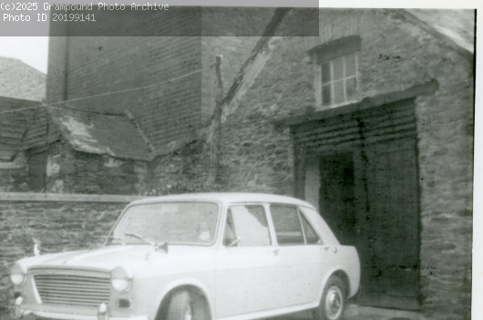 Picture of Garage behind Polman